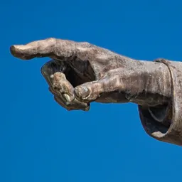 Close-up of Lajos Kossuth's pointing hand.