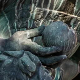 Close-up of Tünde's hand holding an apple.