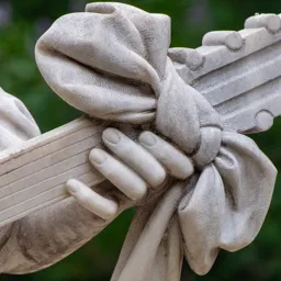 Close-up of Déryné's left hand.
