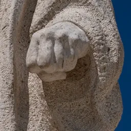 Close-up of Lajos Kossuth's partially raised left fist.