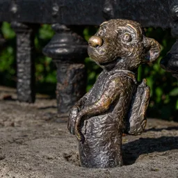 Overview photograph of the Meerkat miniature by Mihály Kolodko.